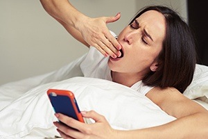 Woman in need of sleep apnea therapy struggling to wake up